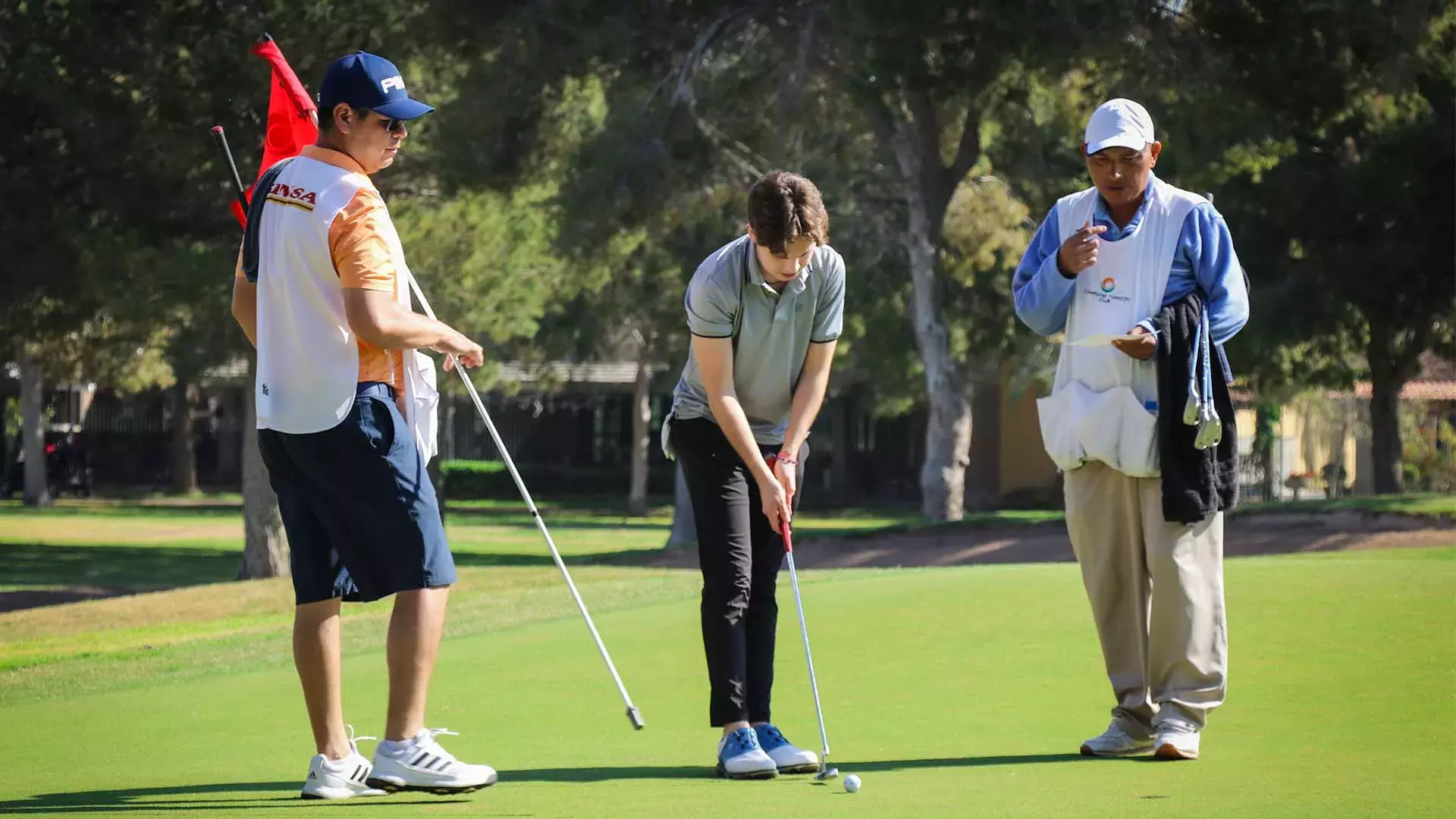 Jóvenes participan en torneo de golf EXATEC Blue Open Laguna 2024