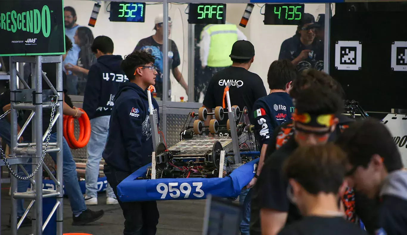 Equipo metiendo su robot a la cancha 