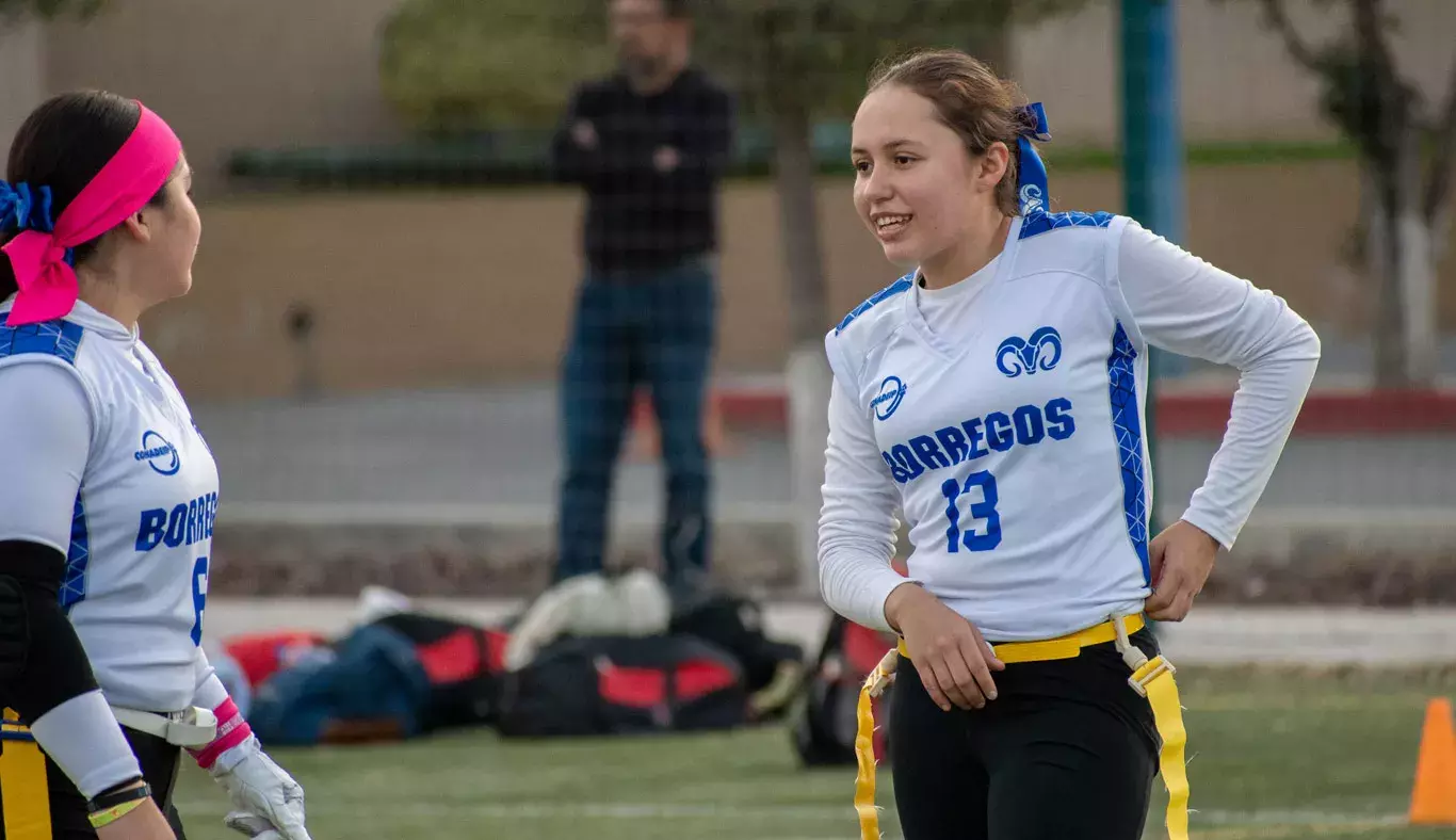 Quarterback del equipo femenil de tochito preparando jugada