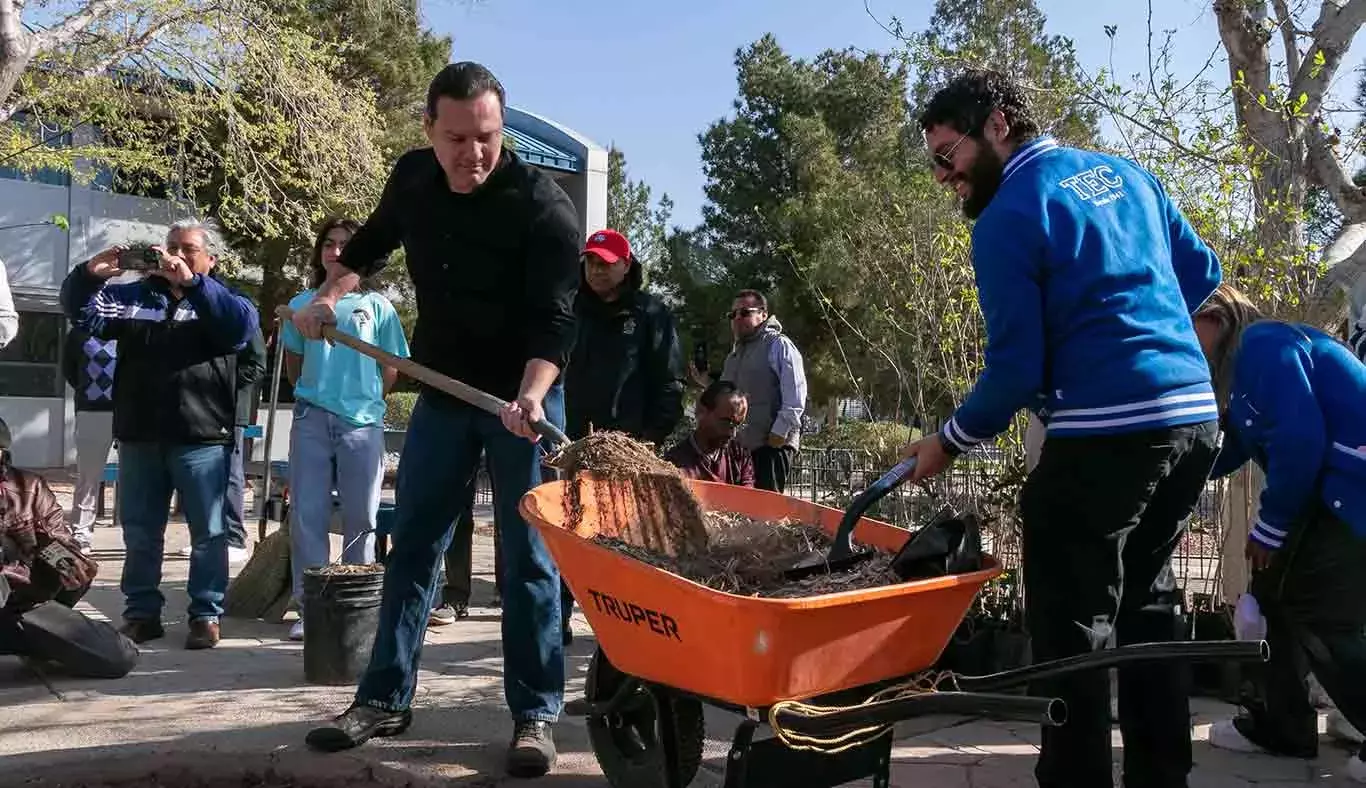 Reforestación: Jovenes juarenses plantan 100 árboles en el Tec