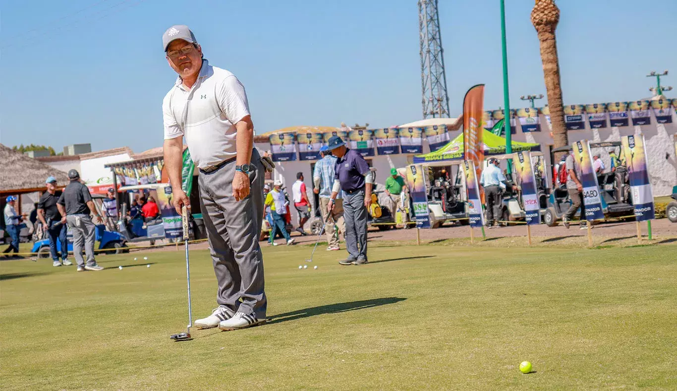 Torneo de golf EXATEC Blue Open Golfista jugando 