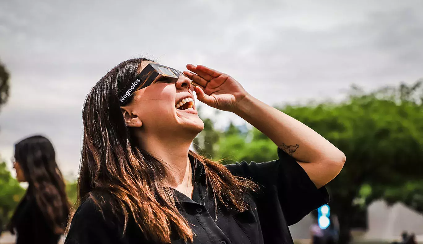 Alumna observa con lentes solares el eclipse 2024 en Torreón