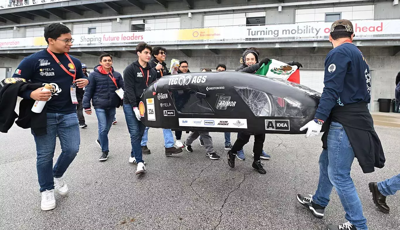 Escudería trasladando el coche.