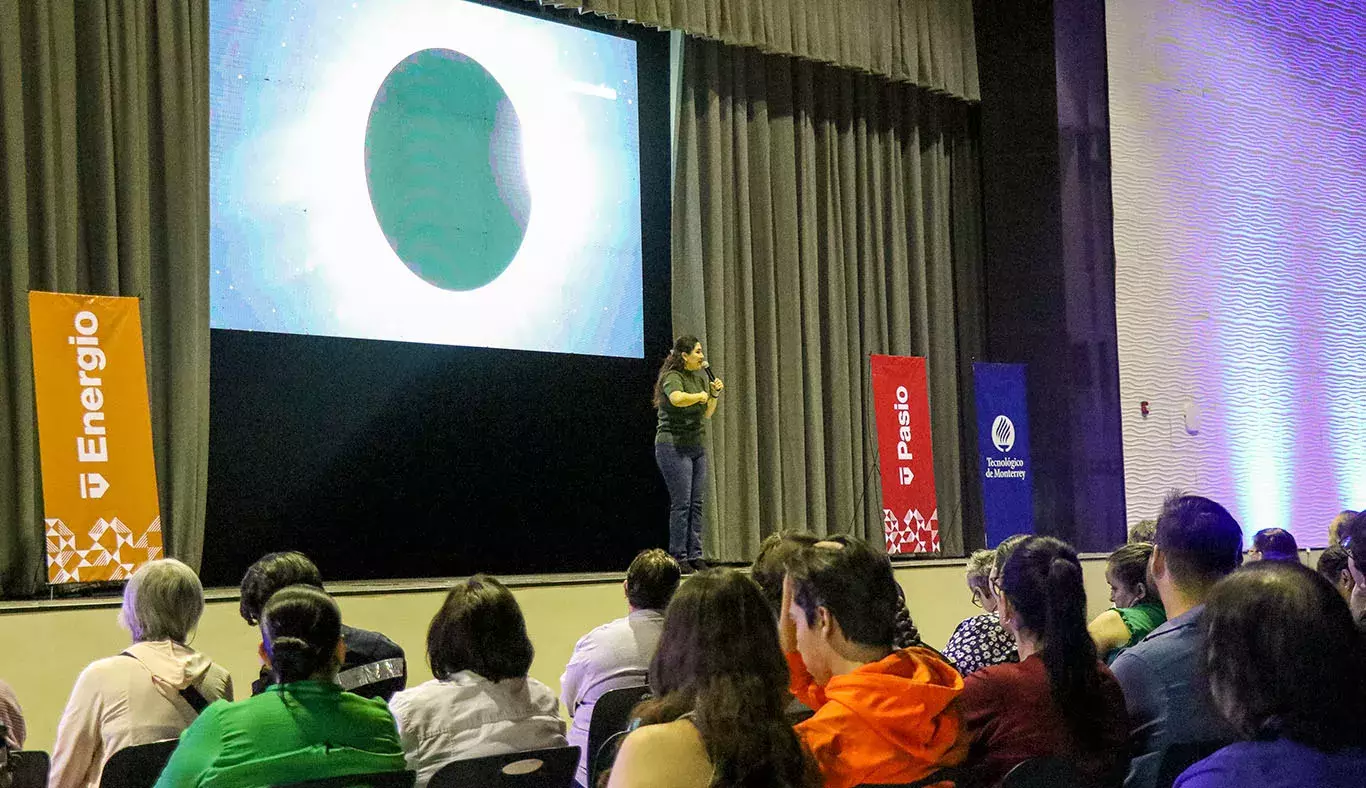 Conferencia en auditorio previo al eclipse solar en Torreón, Coahuila