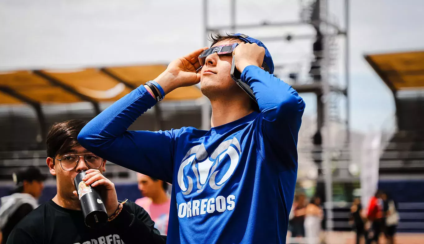 Estudiante con lentes solares en el Tec de Monterrey campus Laguna durante el eclipse solar 2024