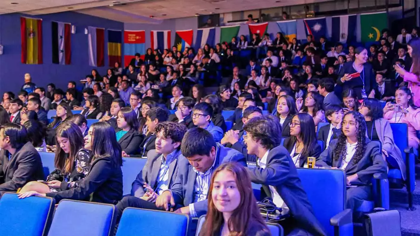 auditorio repleto de estudiantes en TECMUN en Tec Campus Tampico