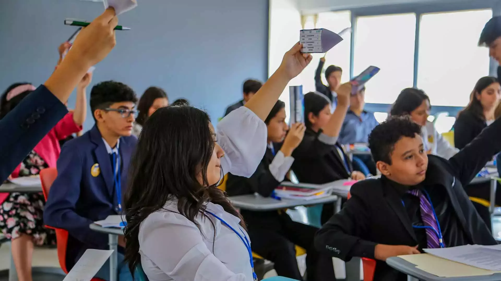 estudiantes en TECMUN en Tec Campus Tampico levantando su mano