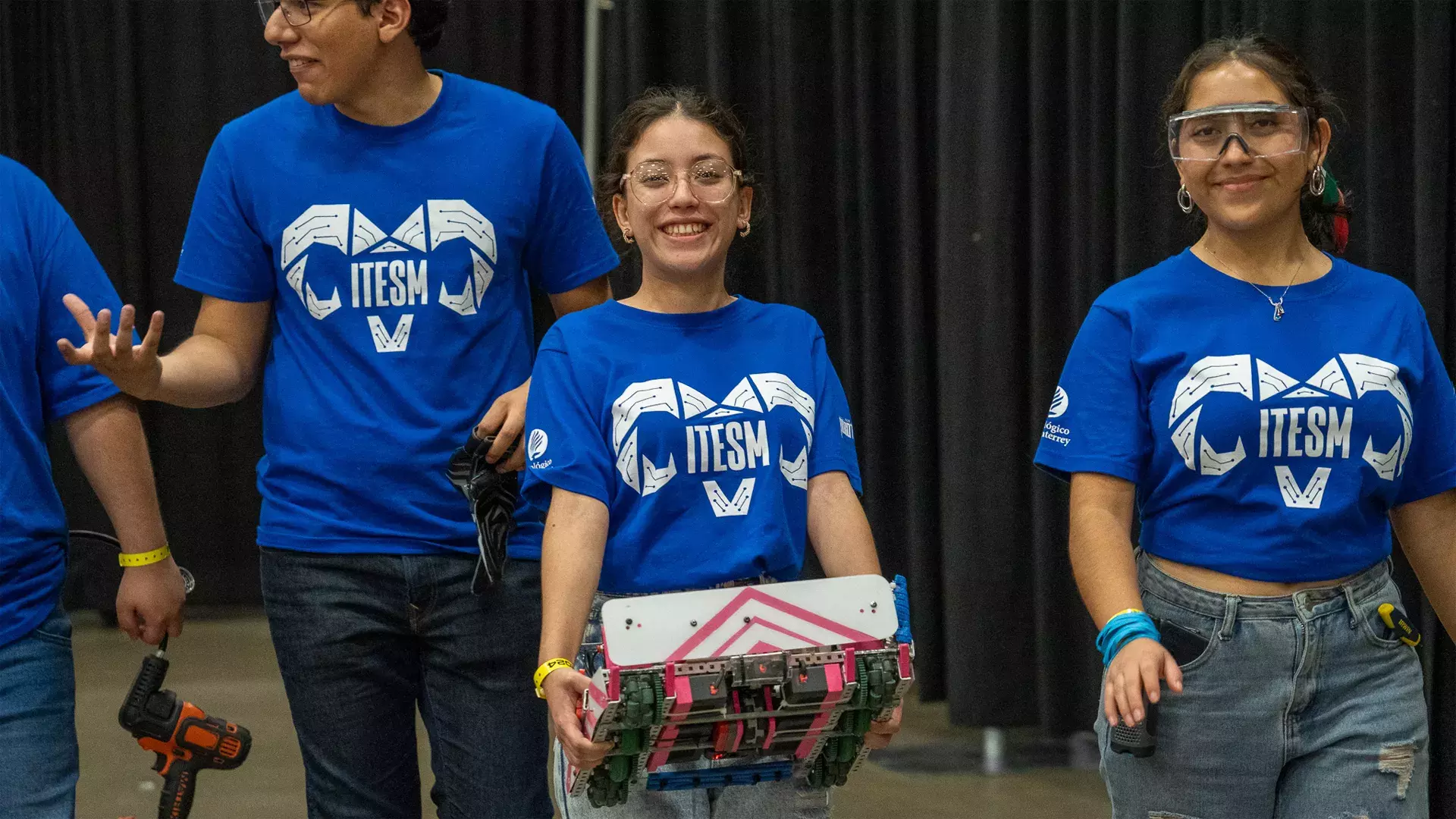 Capitana cargando el robot del equipo