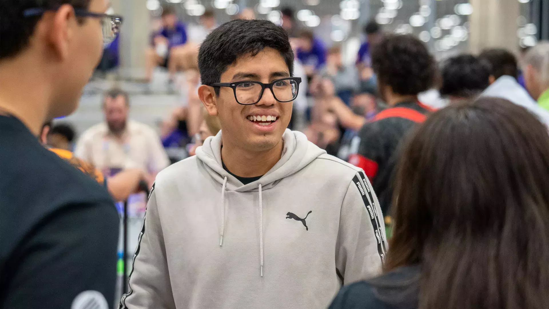 Estudiante en competencia sonriendo