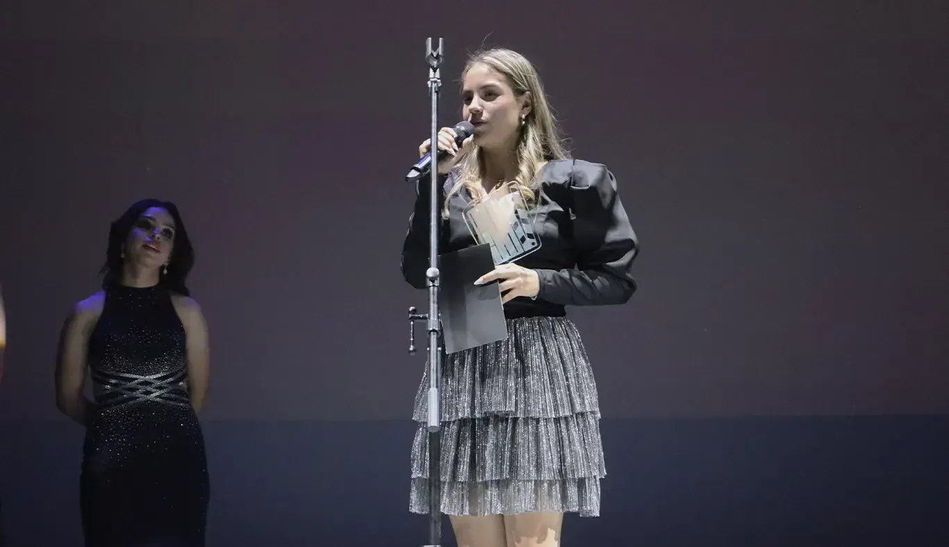 Ganadora agradeciendo