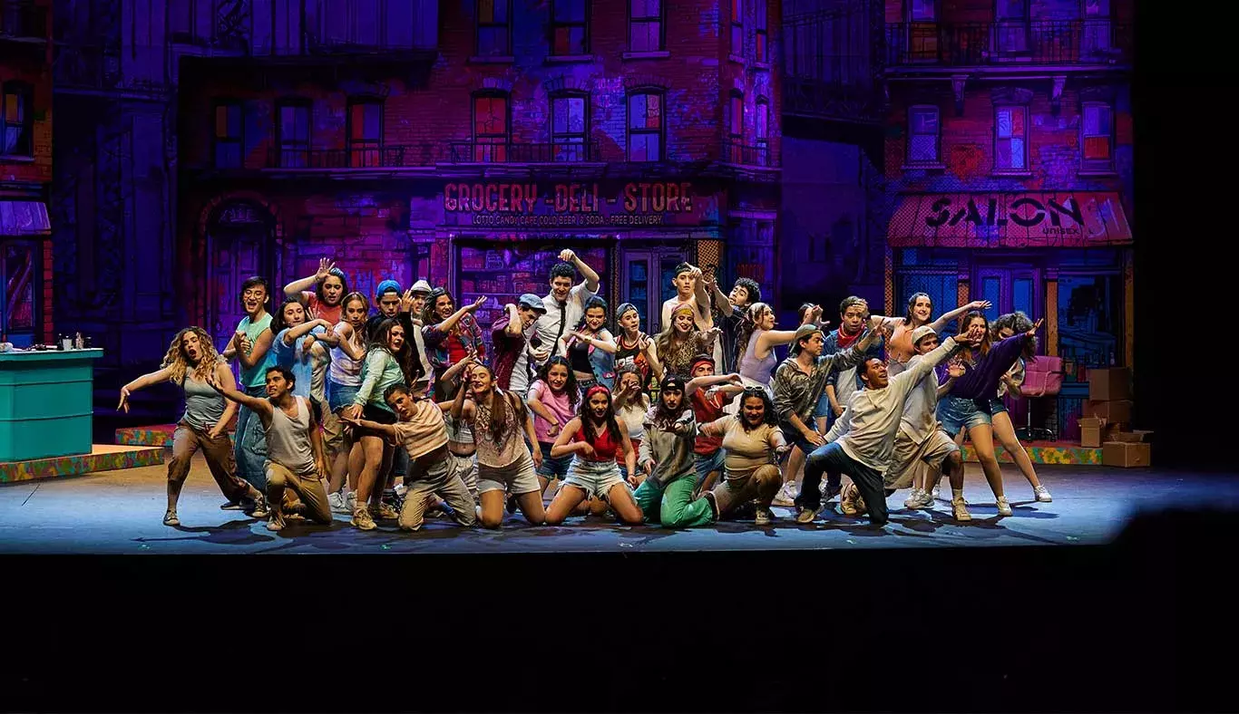 Elenco In The Heights pose final de baile