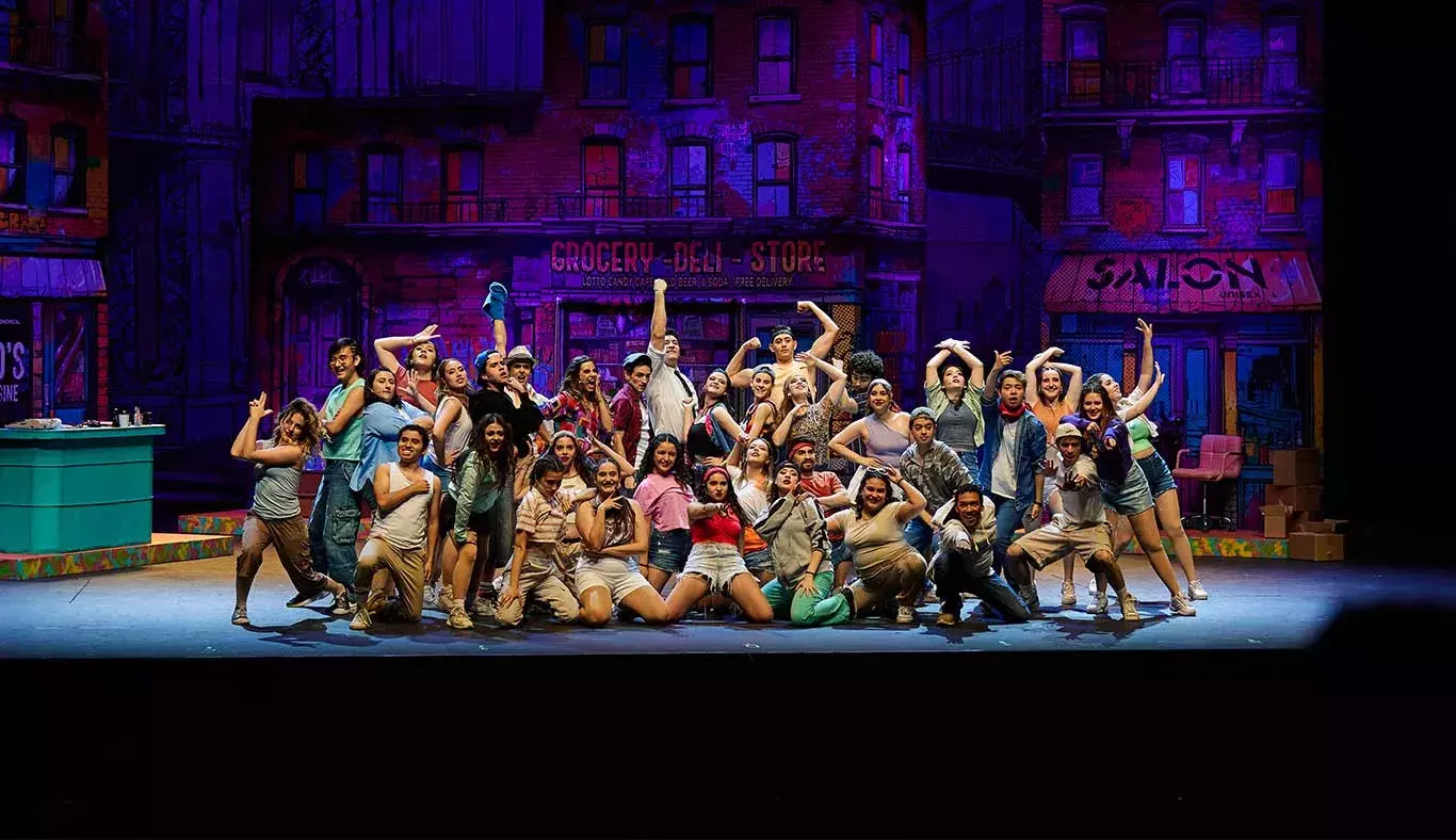 Elenco In The Heights en pose final al finalizar un acto