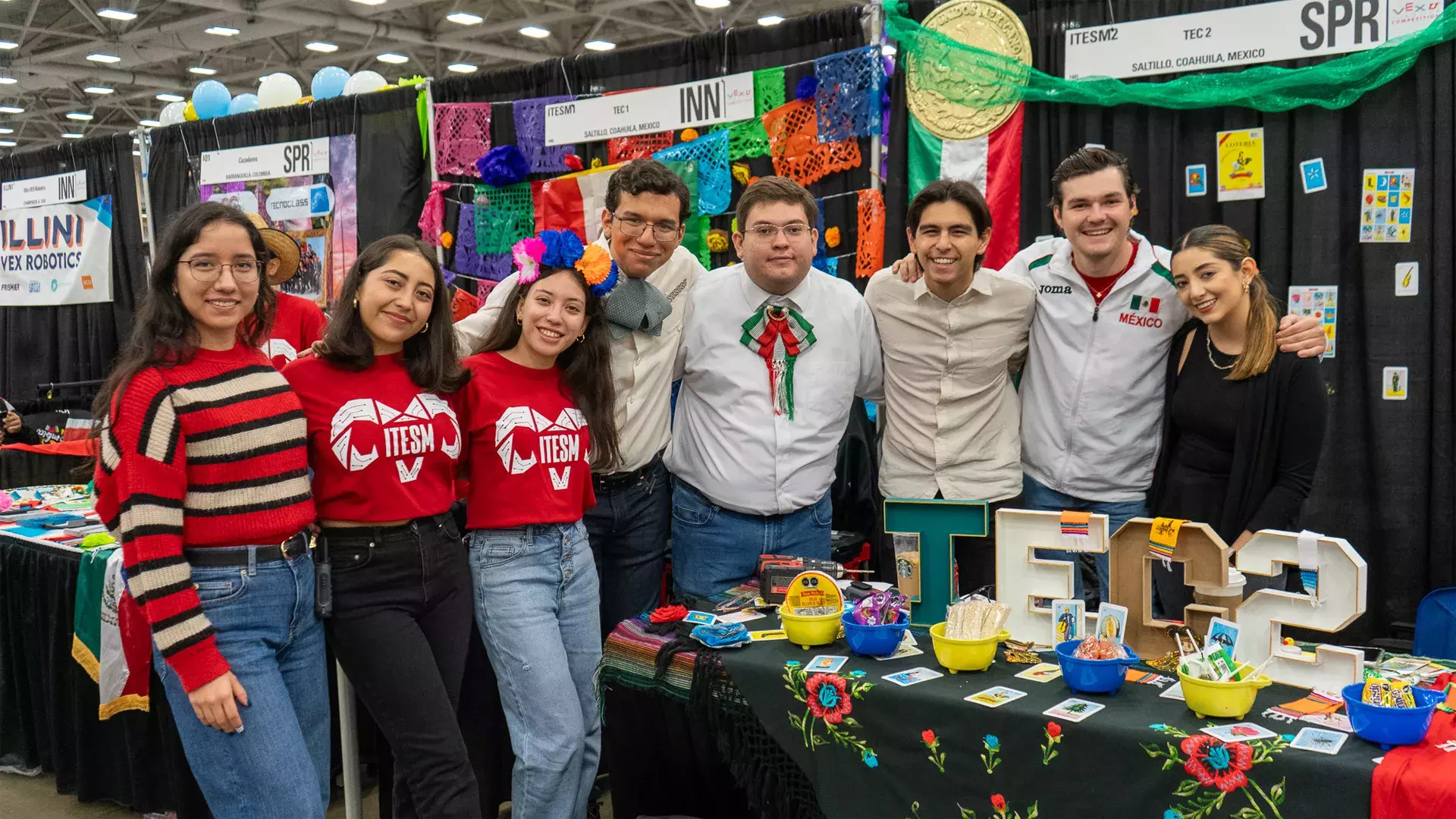 Equipo en stand mexicano