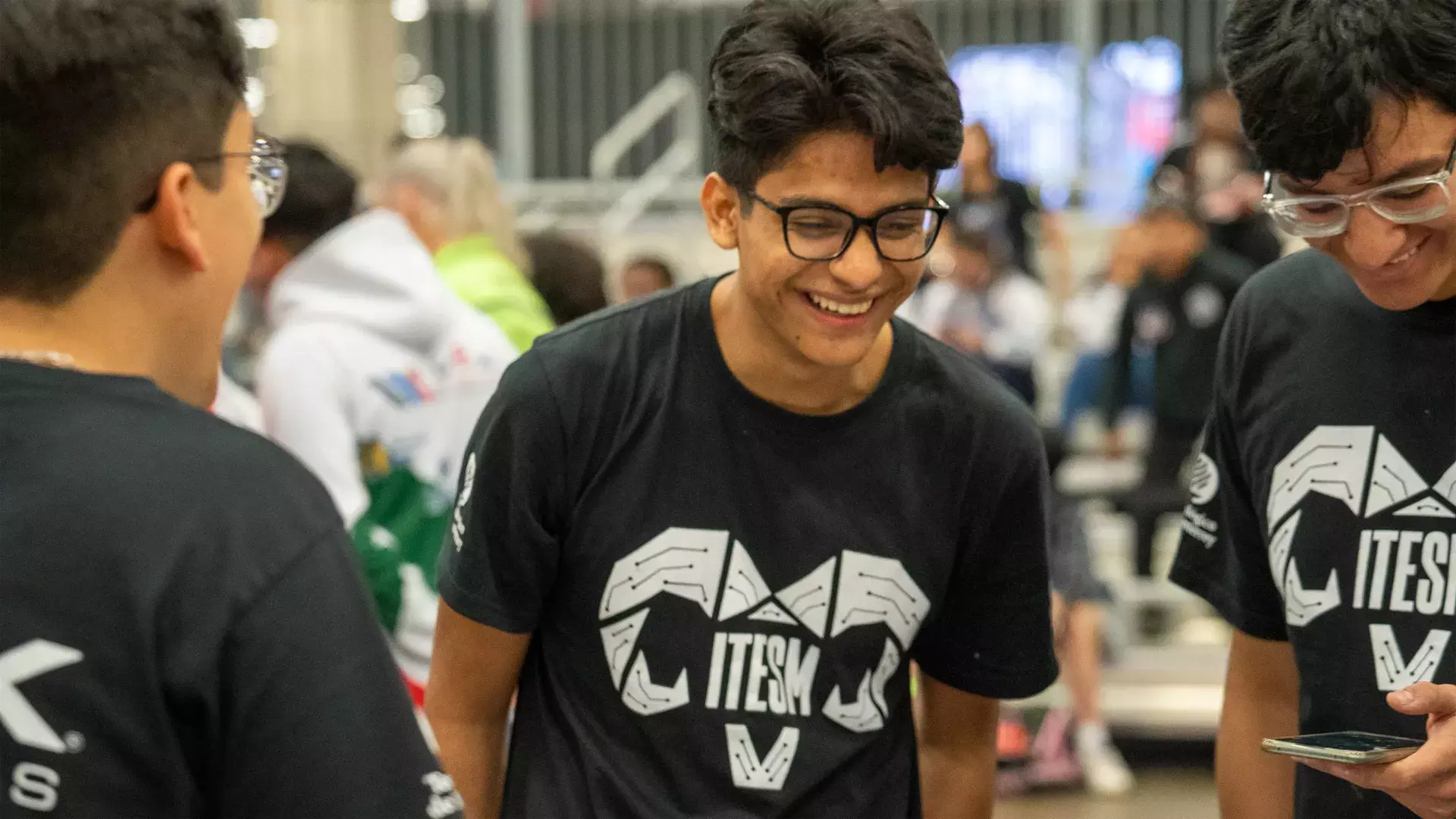 Estudiante con playera negra riendo