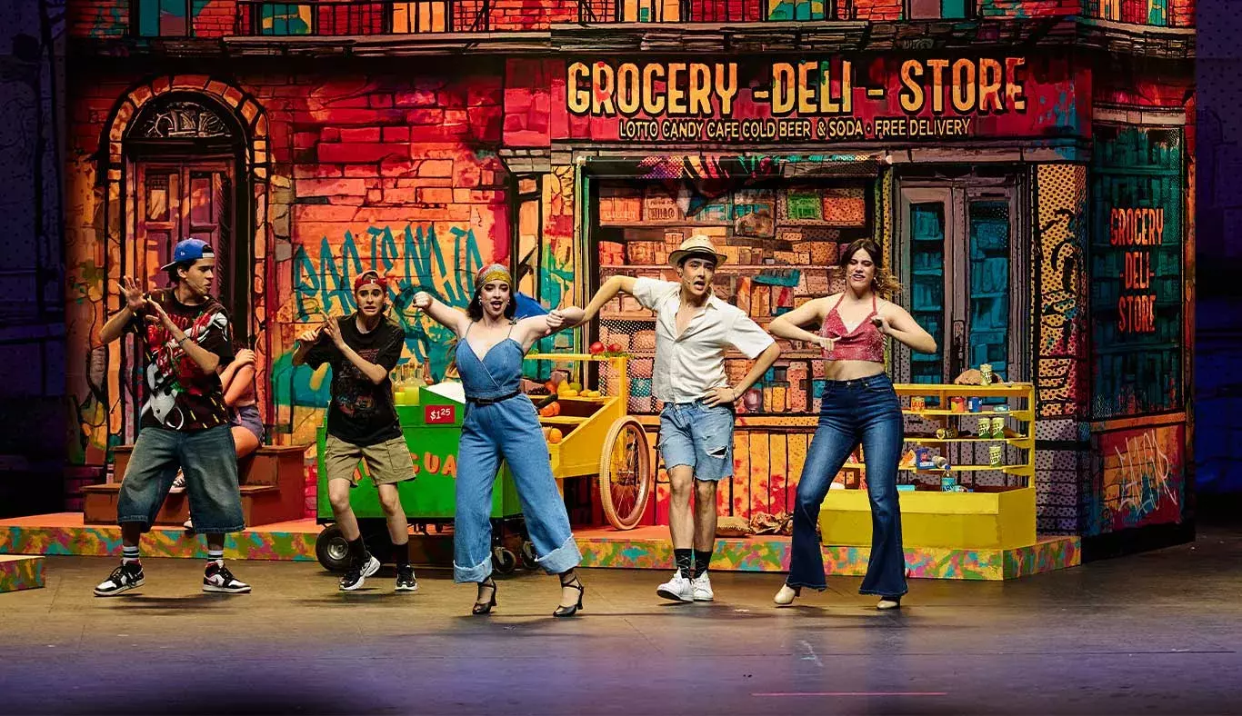 Personajes In The Heights bailando en escena