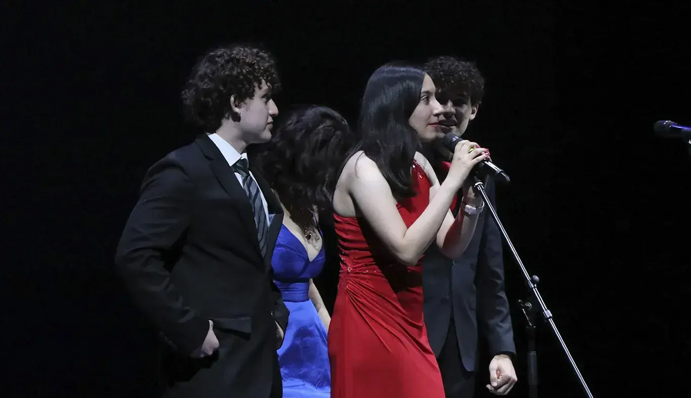 Ganadores agradeciendo el premio
