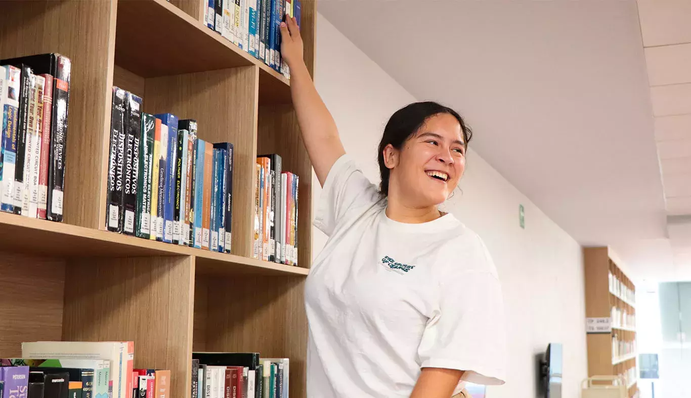 Estudiante en las renovadas instalaciones de Biblioteca