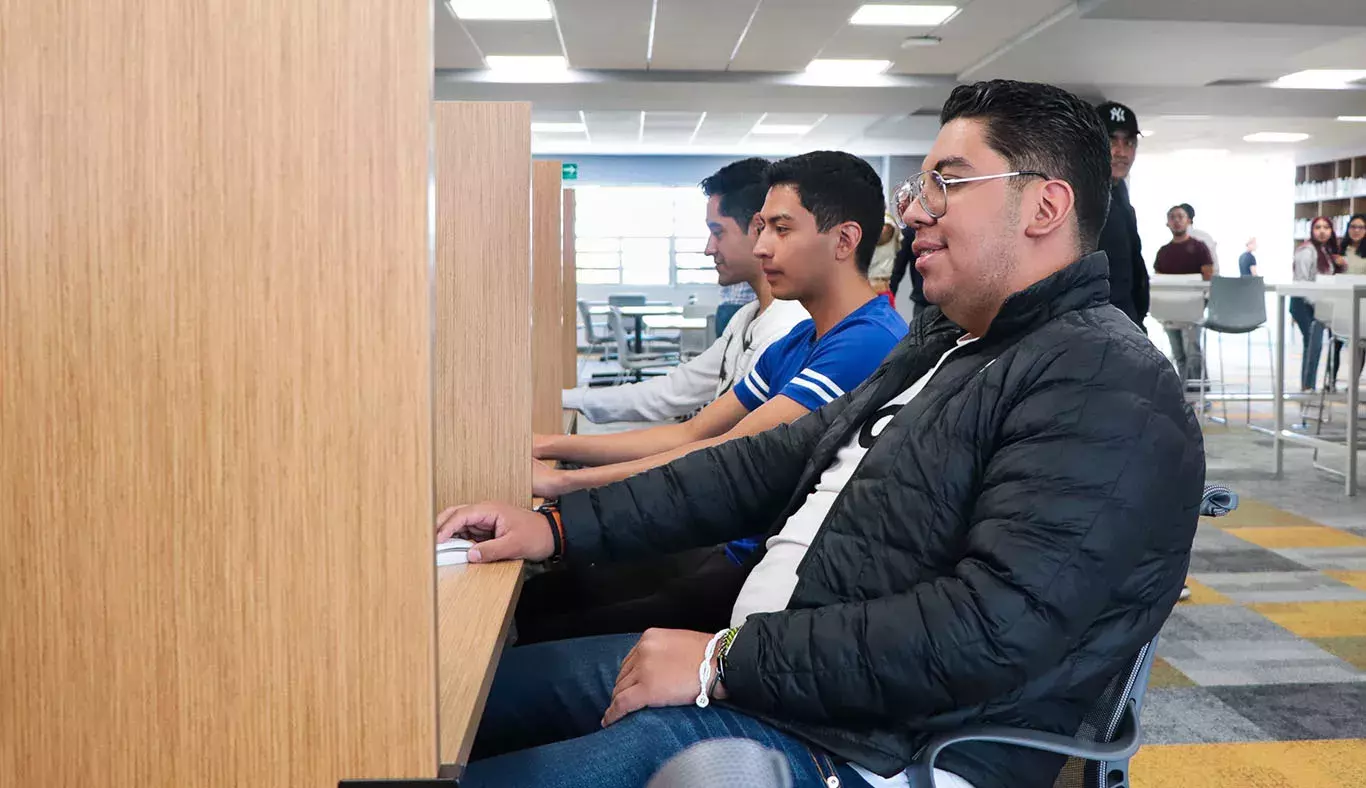 Estudiante en las renovadas instalaciones de Biblioteca