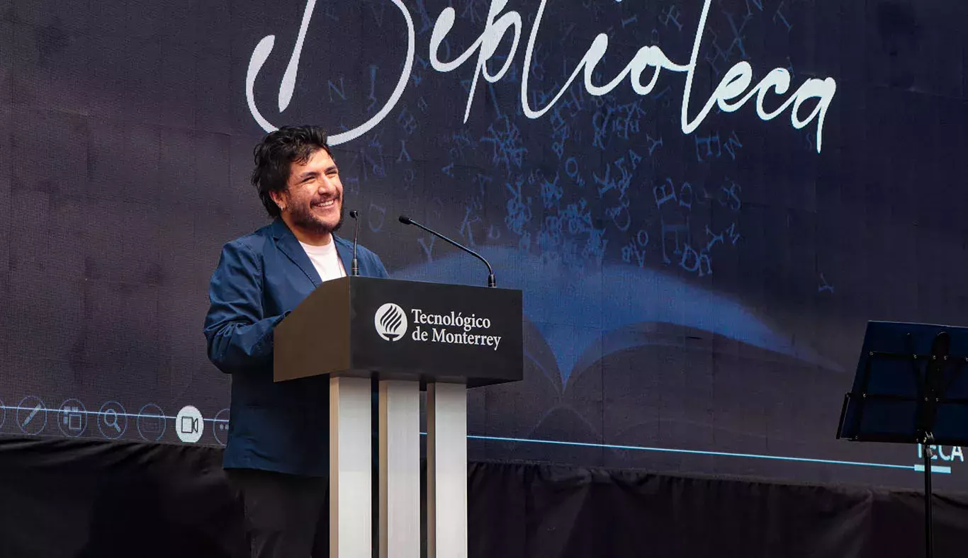 Diego Sánchez ,candidato a graduar de Comunicación como maestro de ceremonia