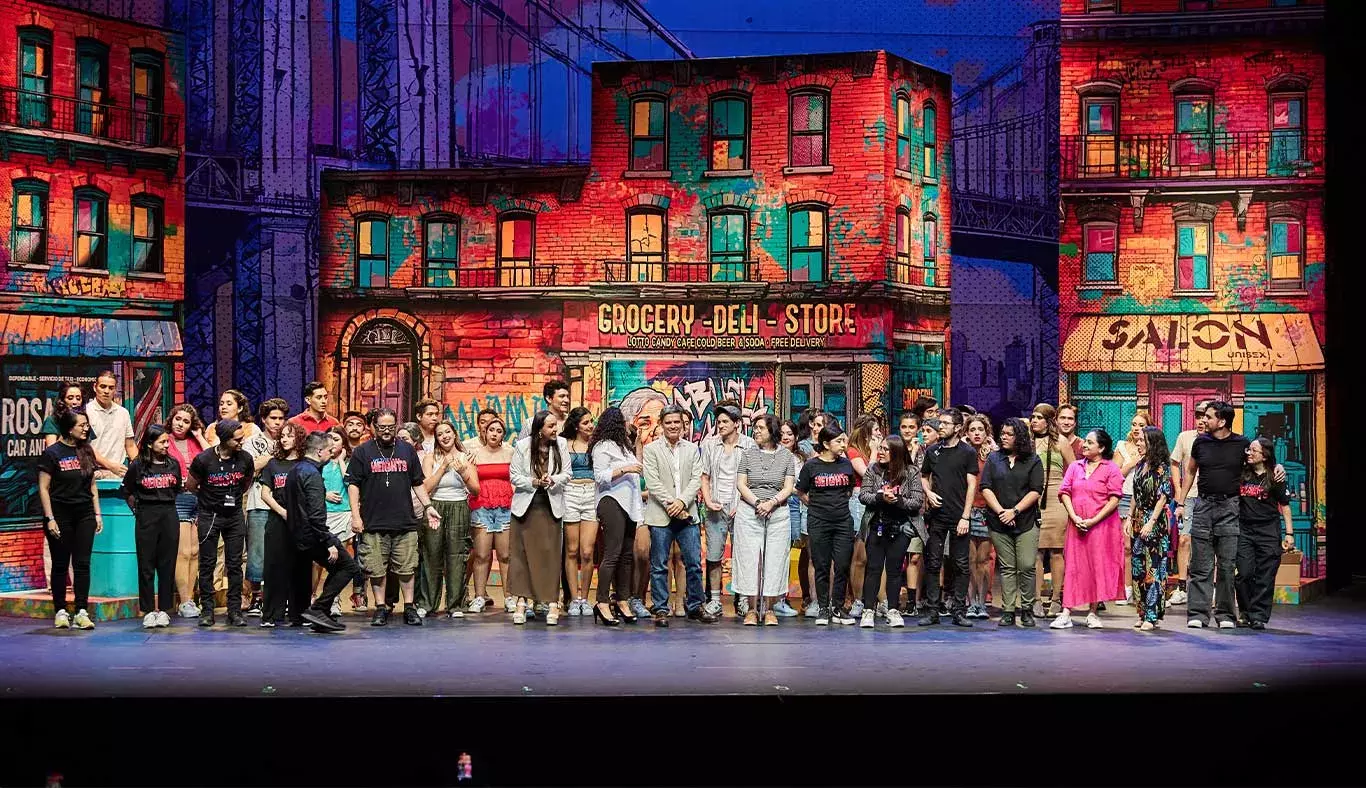 Todo el elenco de bailarines, staff y actores en el escenario como agradecimiento final