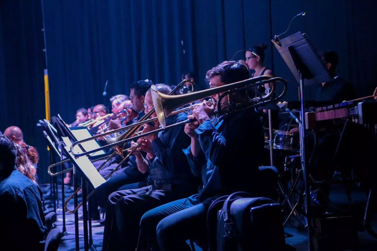 Personas tocando instrumentos.