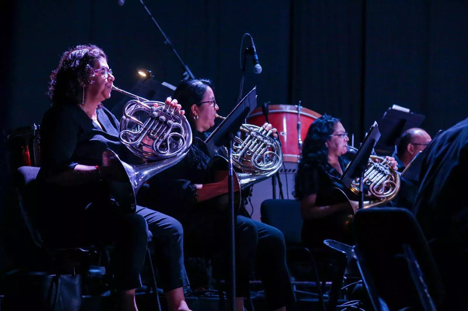 Personas tocando instrumentos.