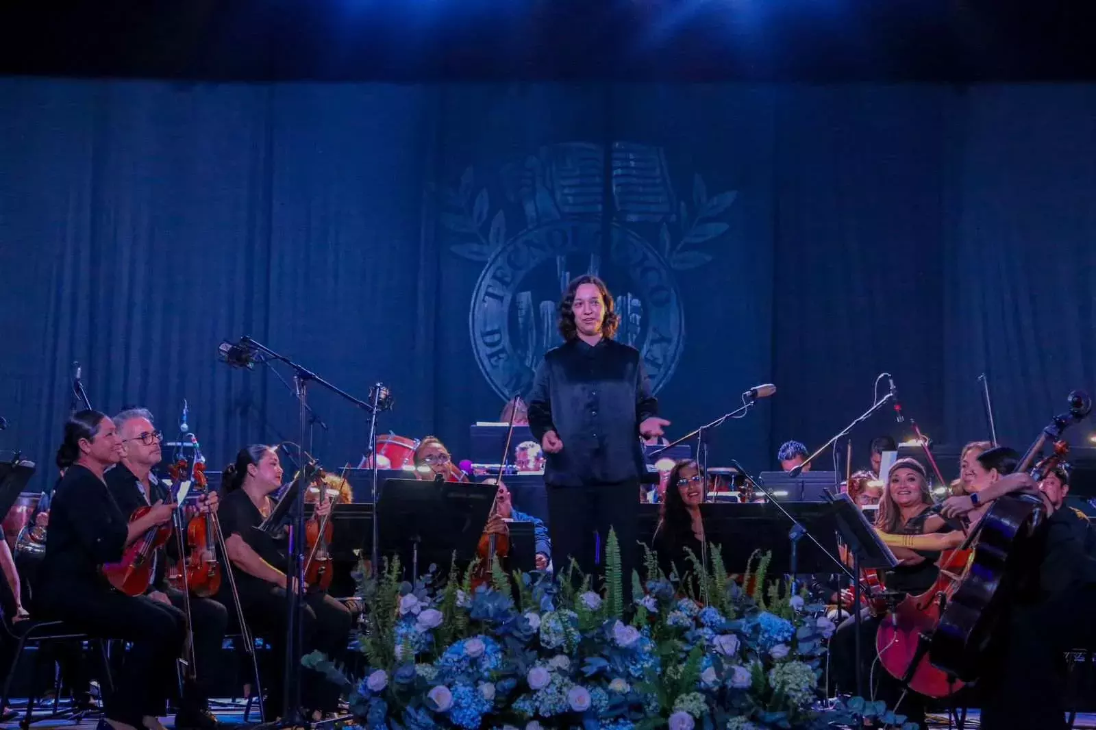 Orquesta Sinfónica de la UAT en escenario.