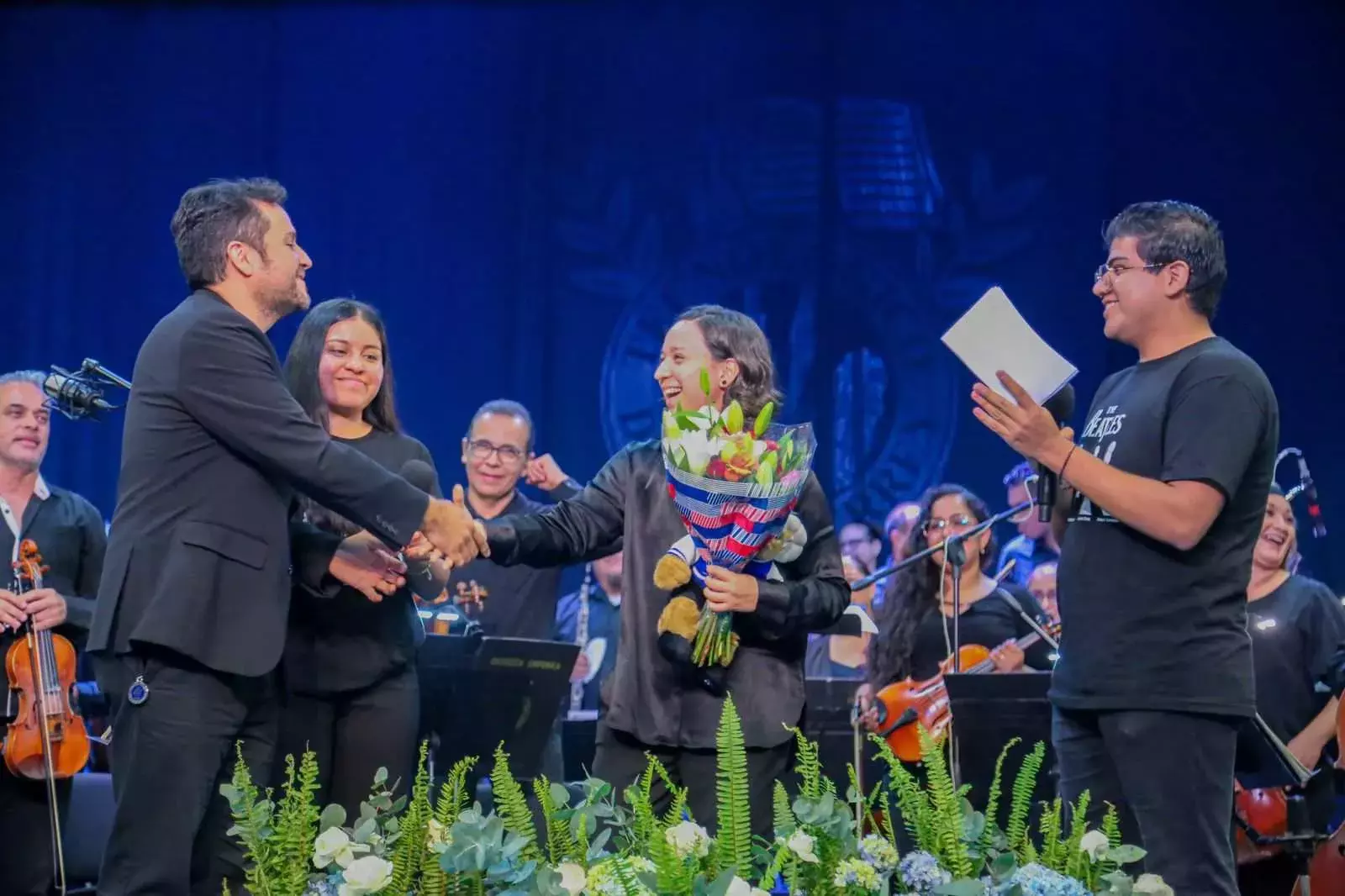 Director del Tec de Monterrey dando la mano a directora de la Orquesta Sinfónica de la UAT.