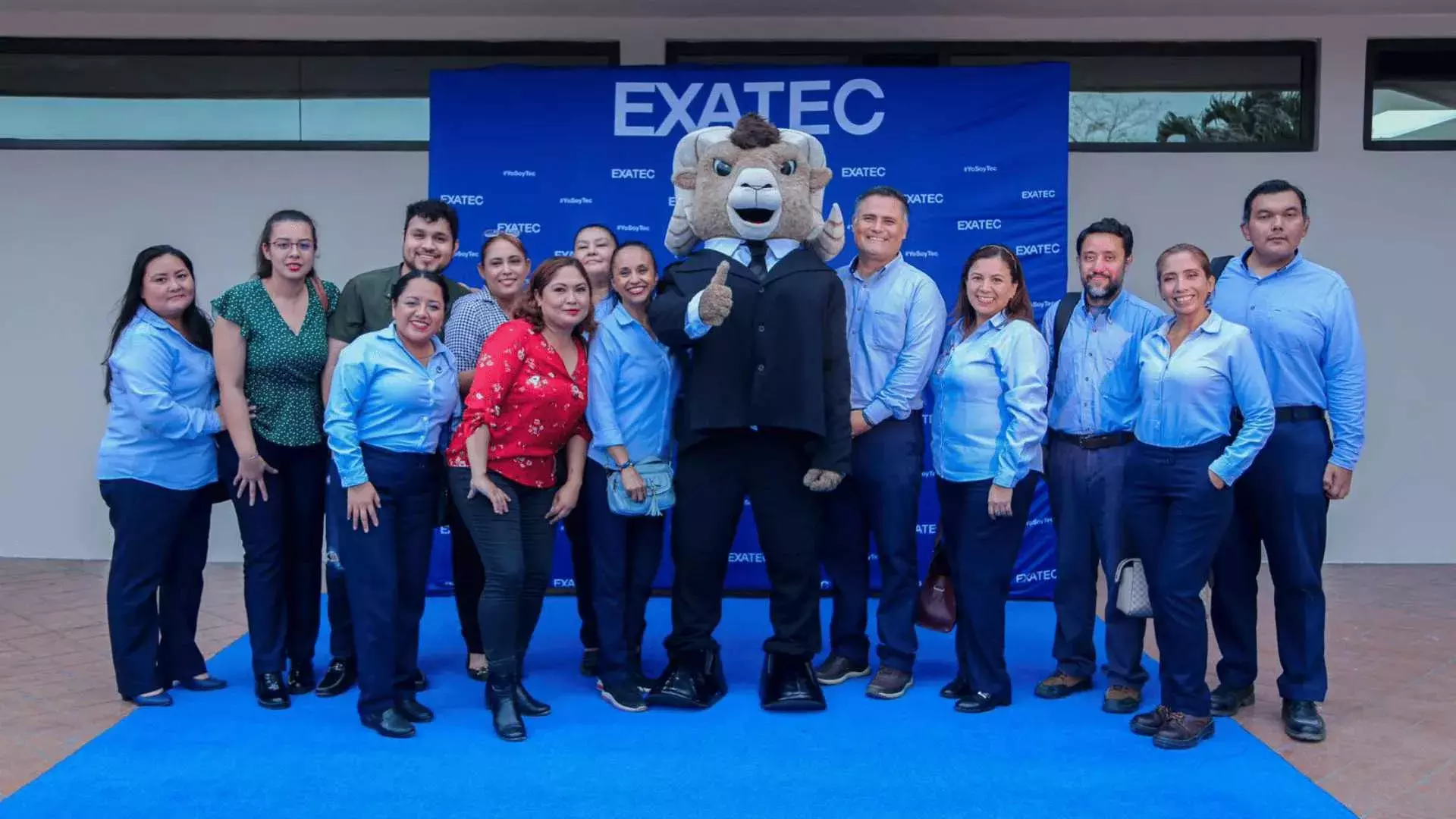 Grupo de personas posando con Teus.