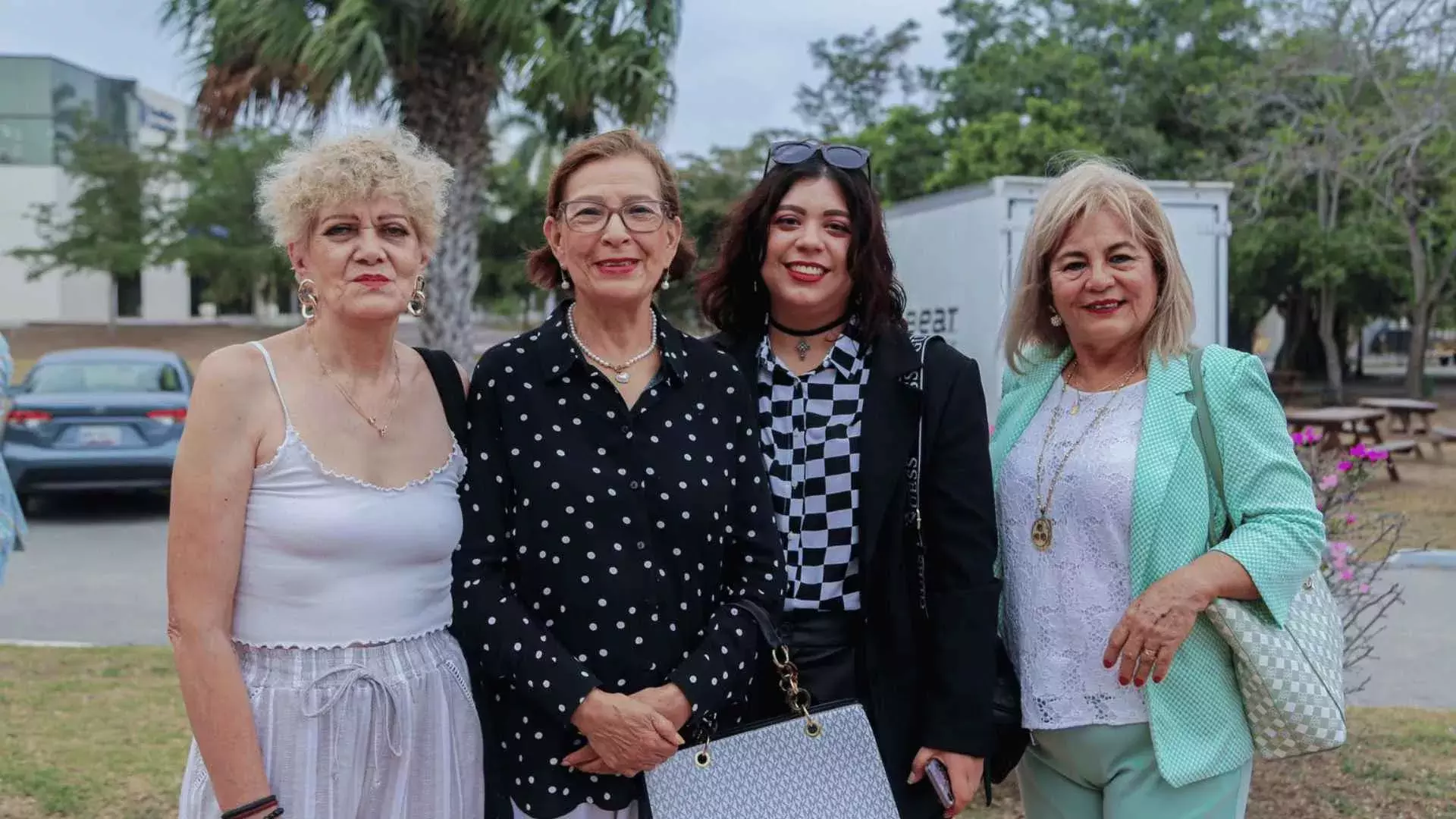 Cuatro mujeres posando.