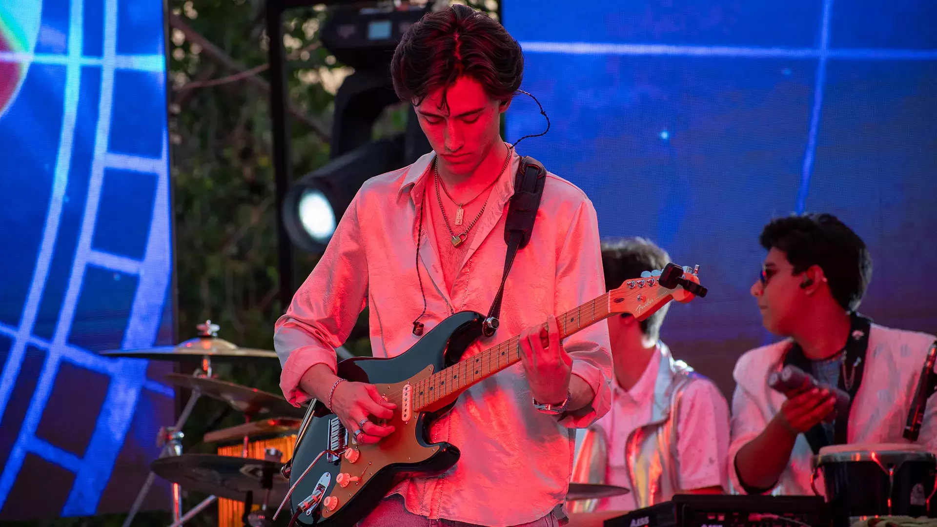 Estudiante interpretando solo de guitarra