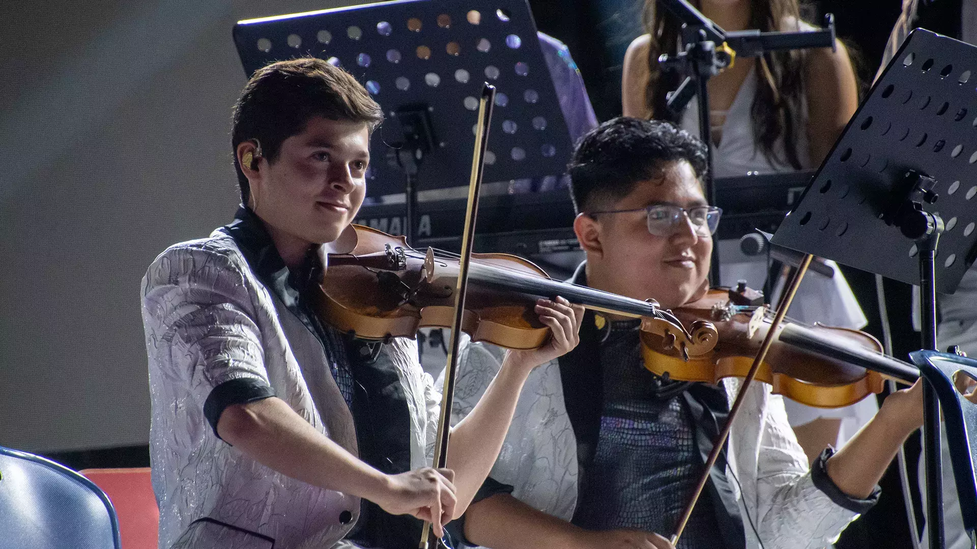 Musicos tocando violin