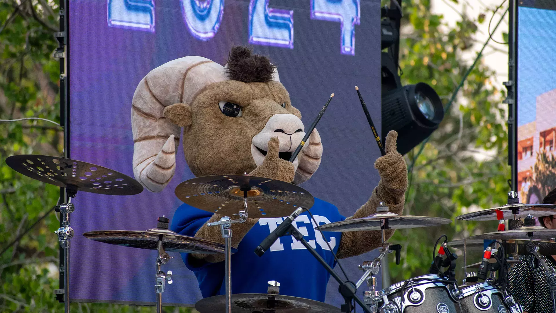 Teus interpretando solo de bateria de los éxitos pop