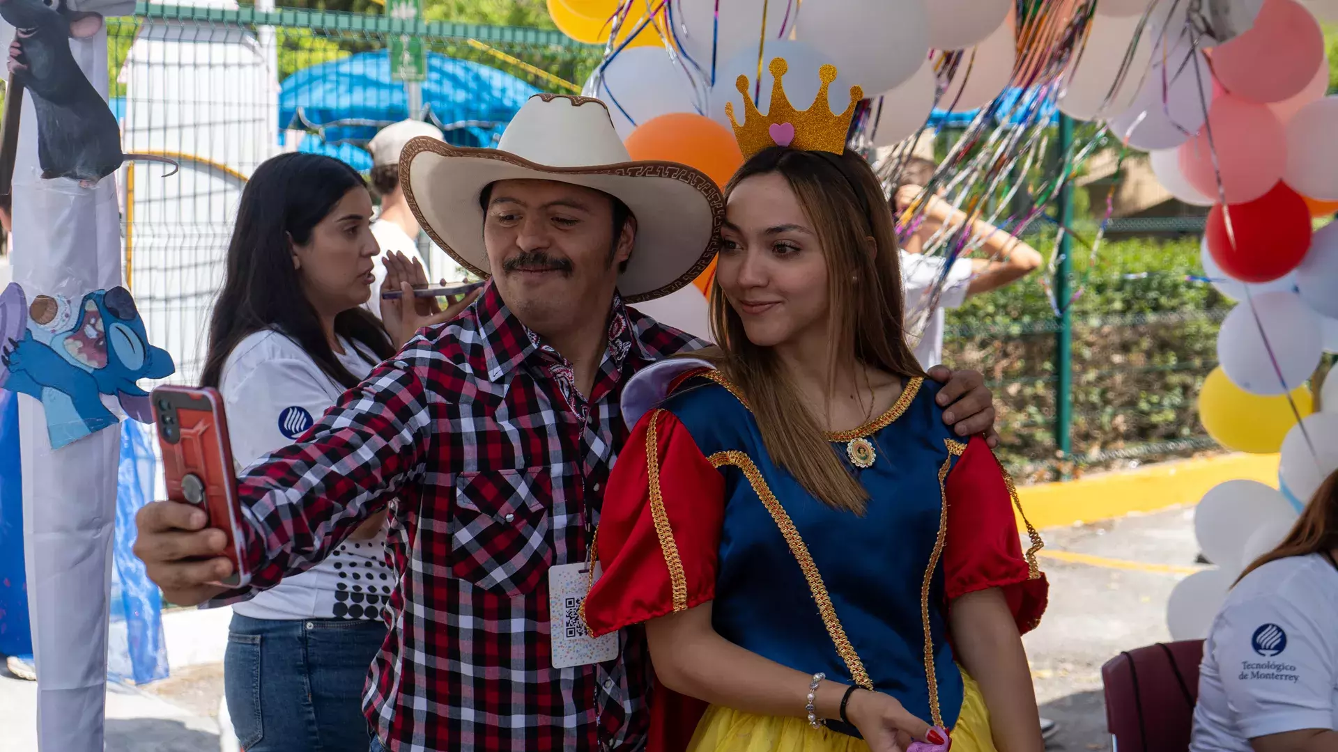 Estudiante ayudando a participante en manualidades de arte