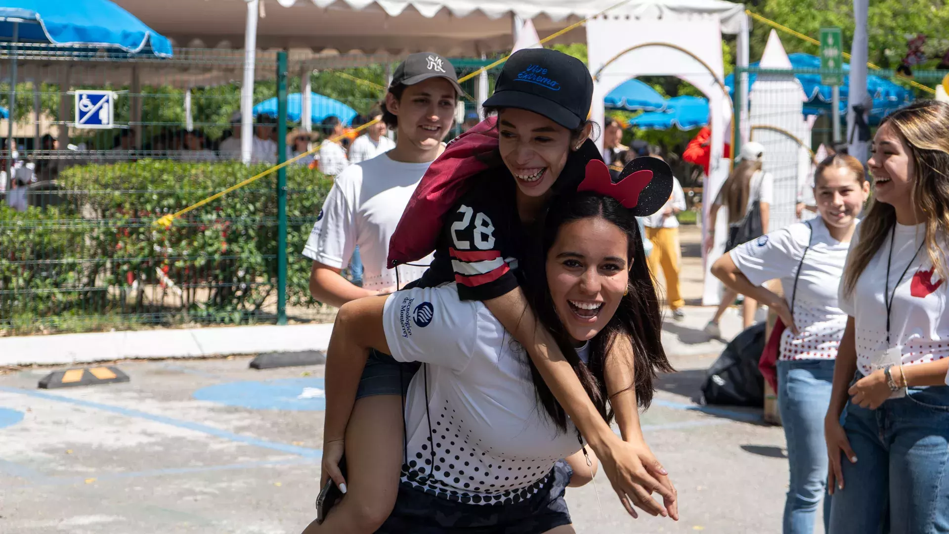 Estudiante y participante disfrutando de actividades en Vive Extremo Camp