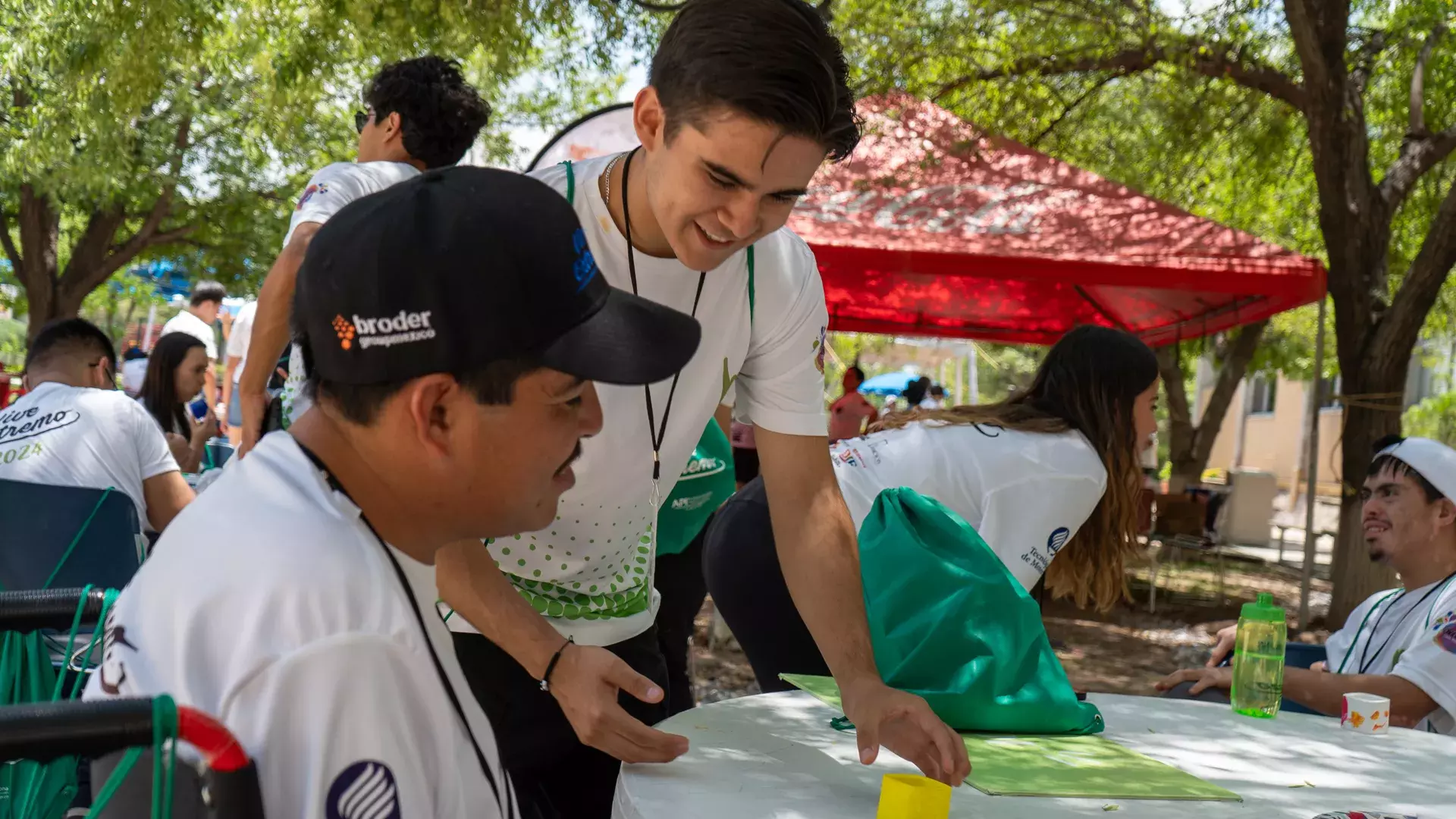 Participante en actividad de manualidades en Vive Extremo camp