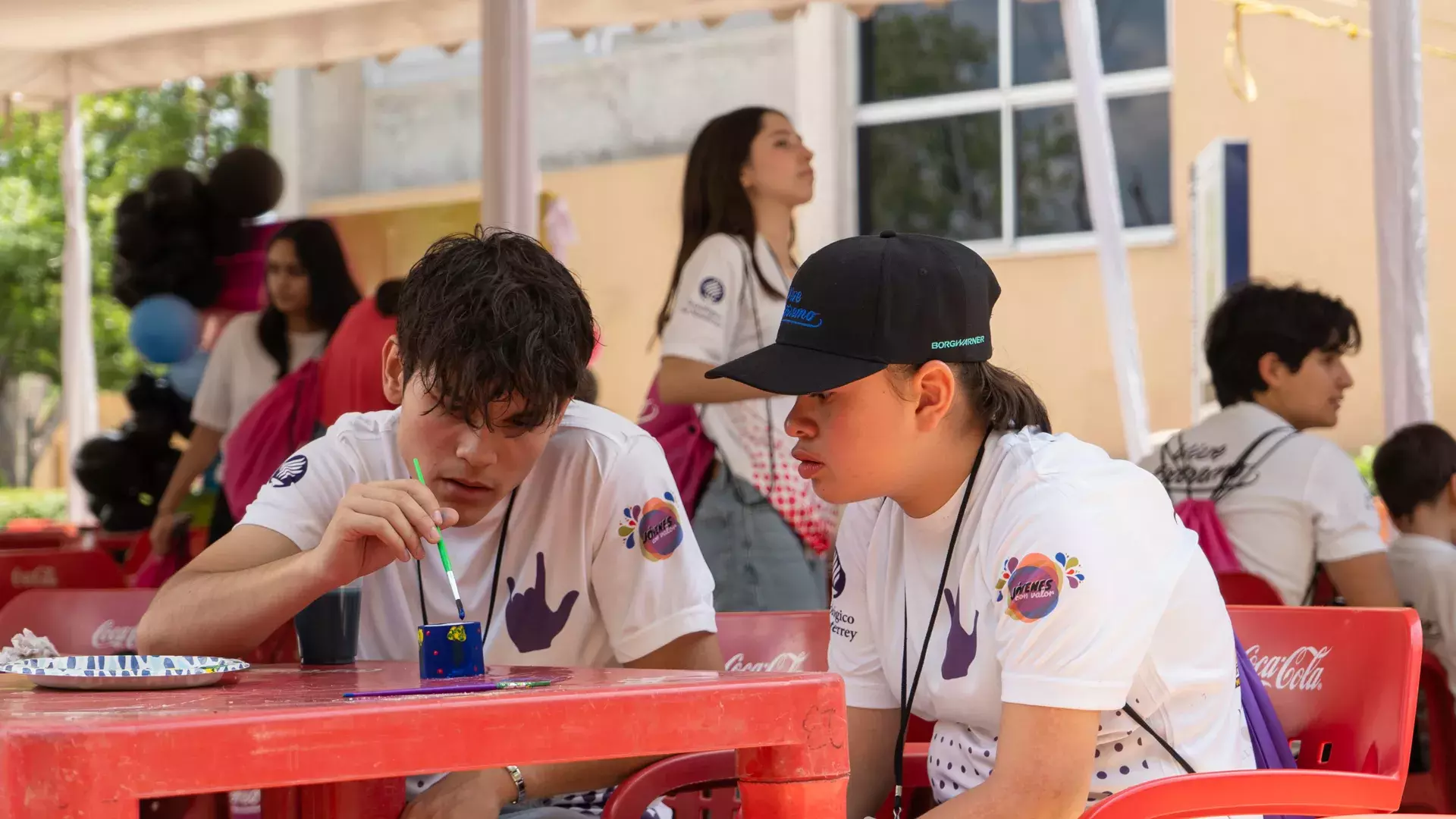 Estudiante y participante pintando en Vive Extremo Camp