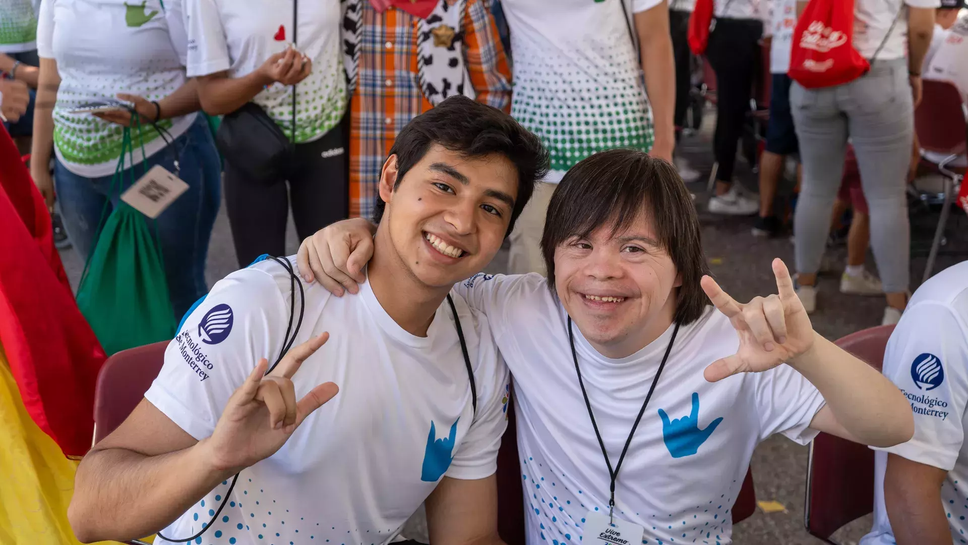 Estudiante y participante posando en foto