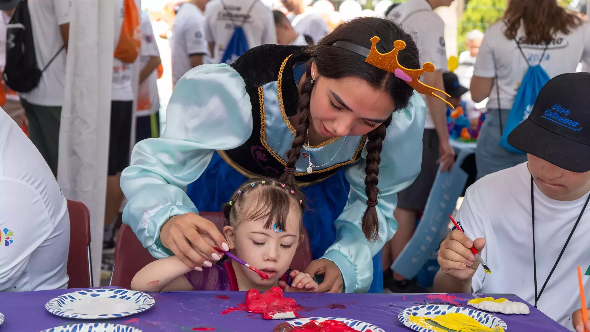 Estudiante pintando con su participante en Vive Extremo Camp