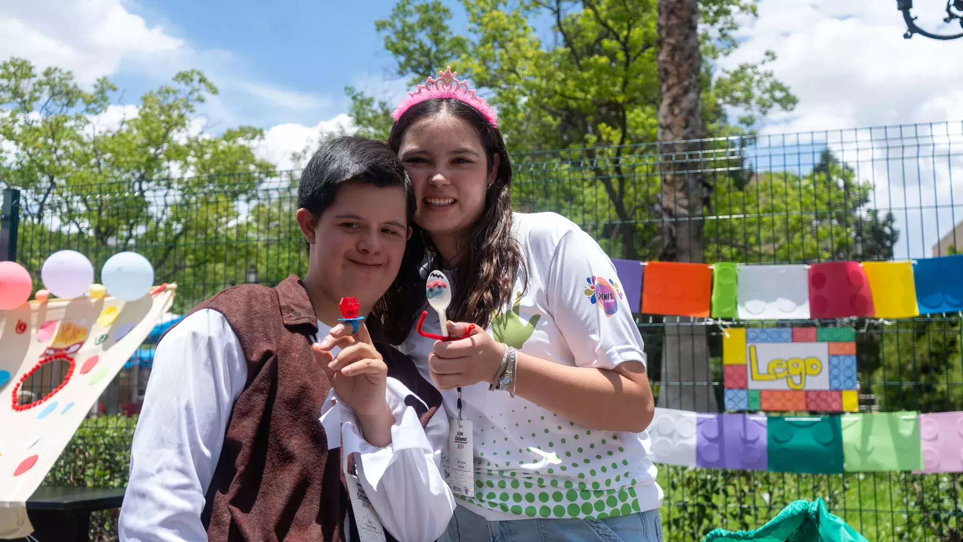 Estudiante y participante en actividad de manualidades 