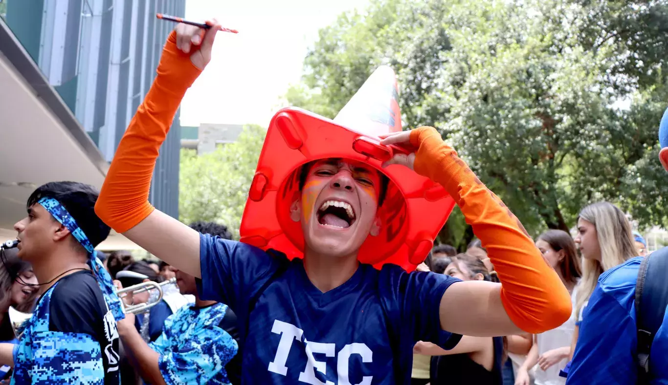 Joven celebra y canta con alegría en campus Monterrey.