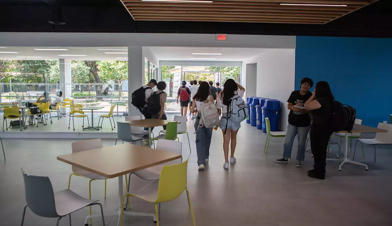 Comunidad estudiantil del Tec de Monterrey campus Laguna utiliza espacios de la cafetería remodelada