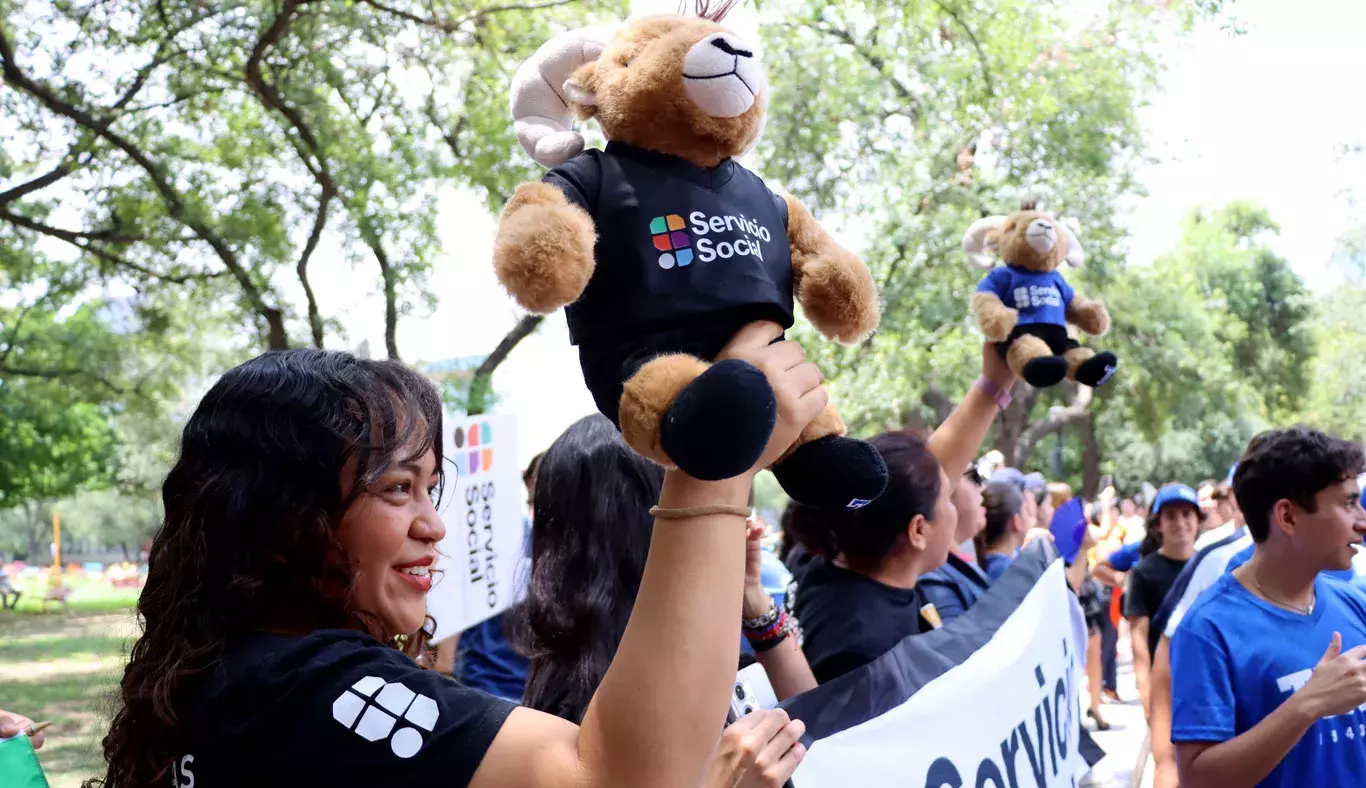 Colaboradora celebra la llegada de nuevos estudiantes al Tec.