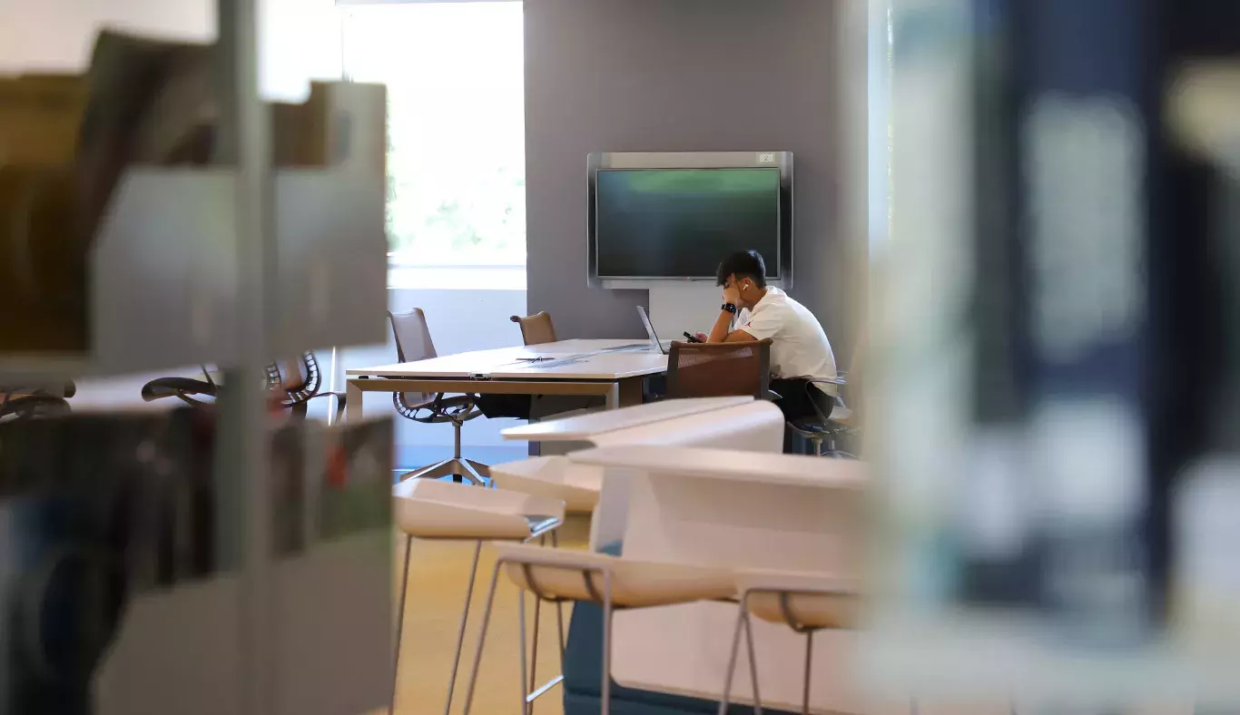 Espacio individual para estudiar y trabajar en learning commons del Tec de Monterrey campus Laguna