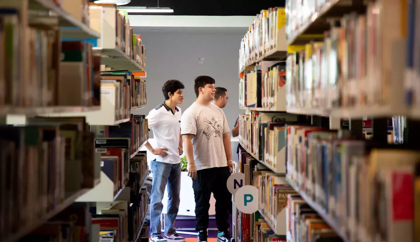 Estudiantes visitan la nueva biblioteca del Tec campus Laguna