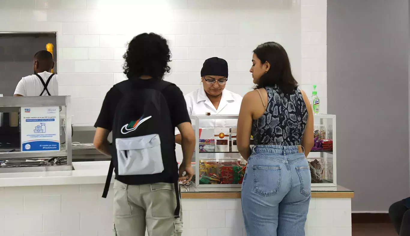 Alumnas y alumnos hacen sus primeras compras en la cafetería del Tec de Monterrey campus Laguna