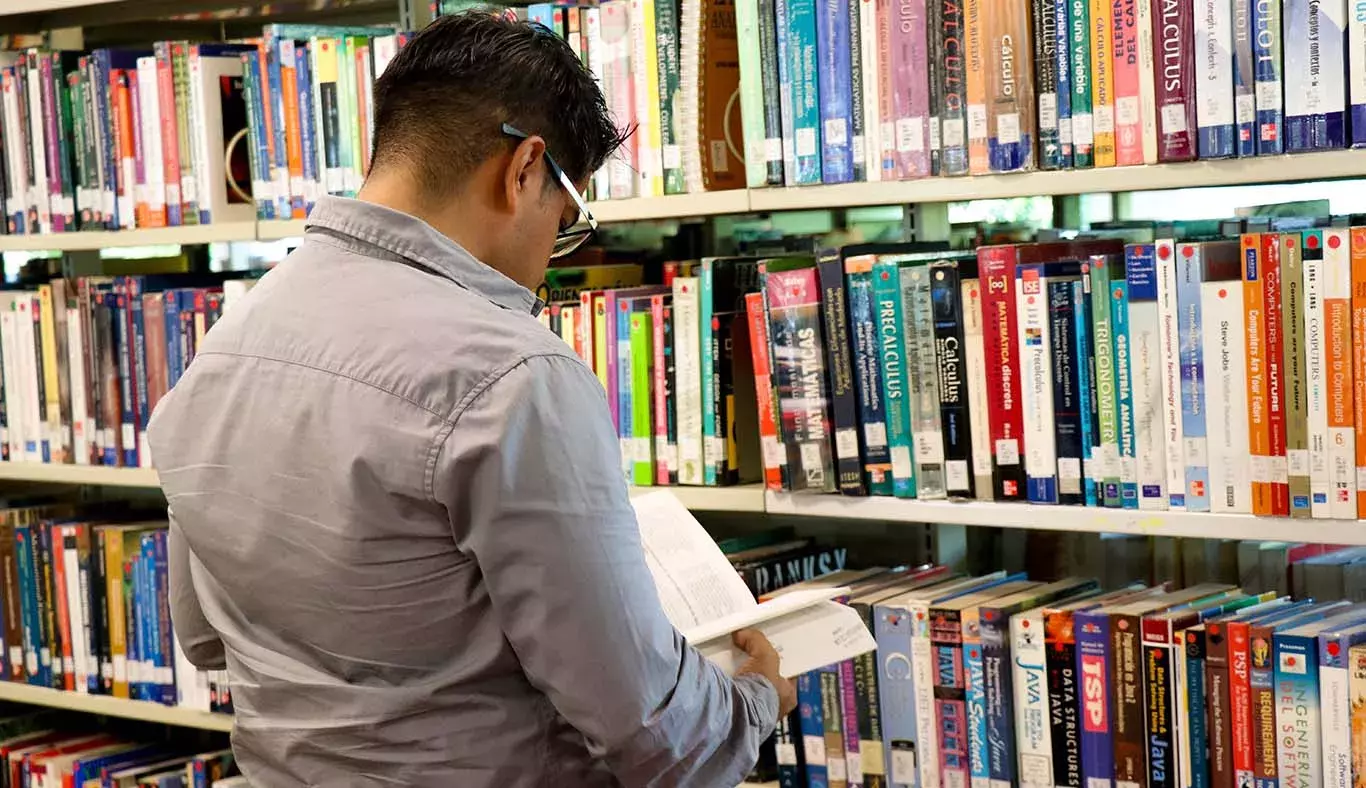 Profesor estudia en la nueva biblioteca del campus Laguna