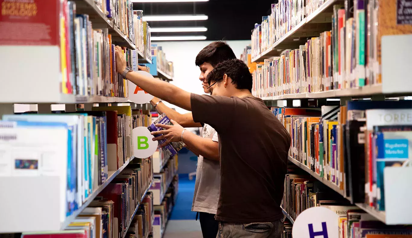 Alumnos echaron un ojo a los libros del campus Laguna en su nueva biblioteca