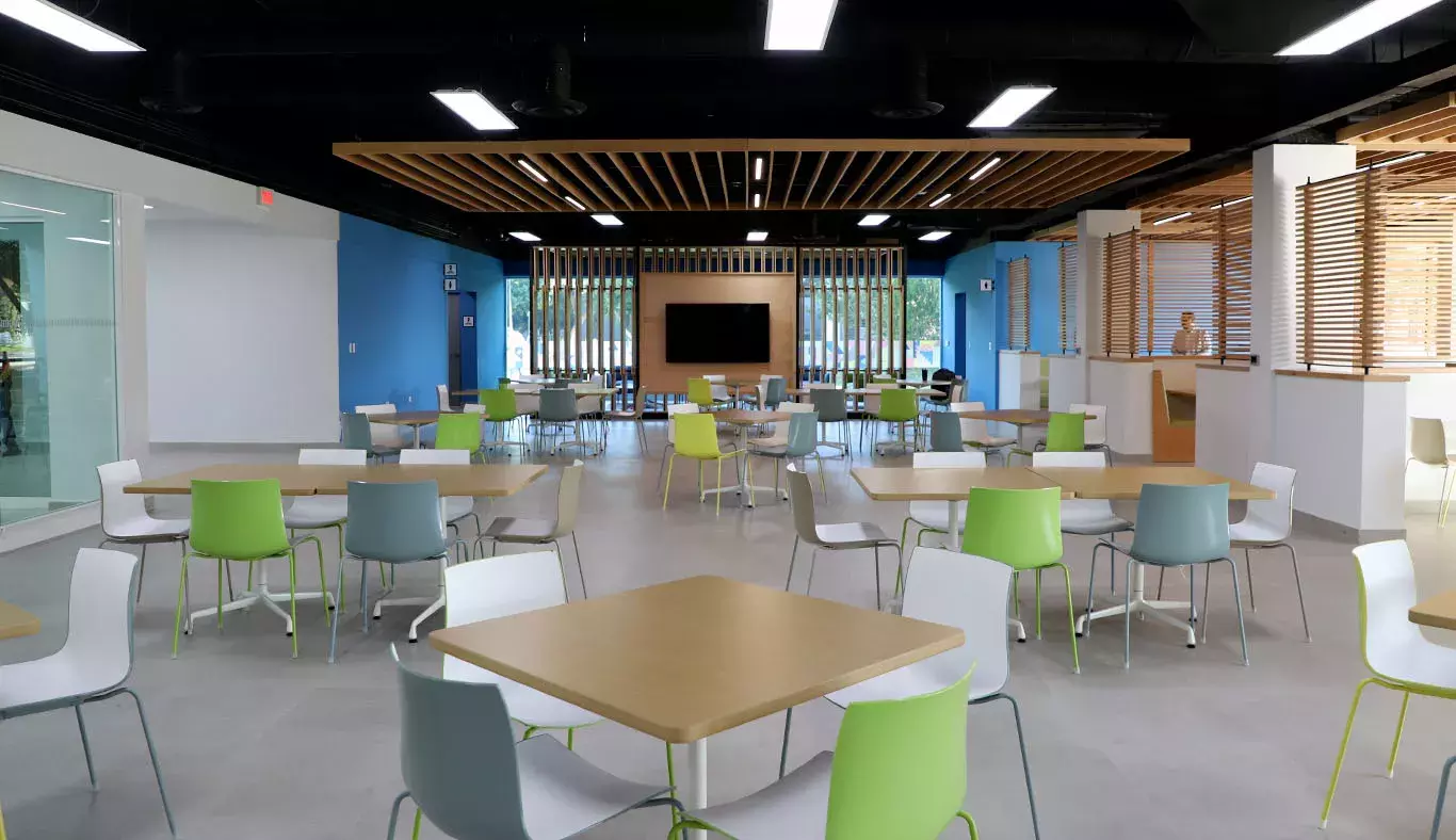 La remodelación de la cafetería de campus Laguna contempló espacios abiertos y acabados modernos