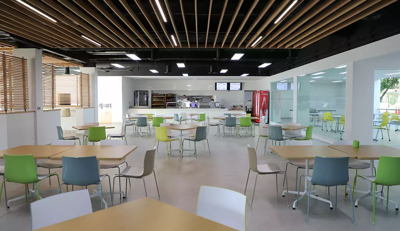 Nueva barra de servicio, nueva cocina y nuevo mobiliario en la cafetería del campus Laguna